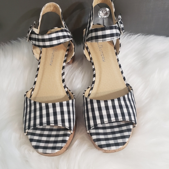 Chinese Laundry open toe slip on platform sandals - Picture 2 of 16